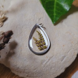 Pendentif goutte fleurs et feuilles séchées naturelles en résine.