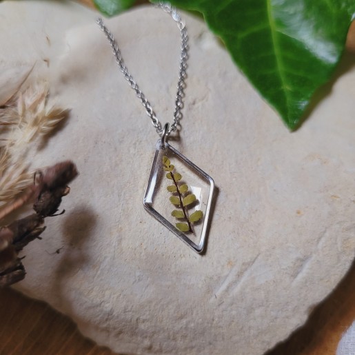 Pendentif losange fleurs et feuilles séchées naturelles en résine.