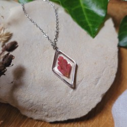 Pendentif losange fleurs et feuilles séchées naturelles en résine.