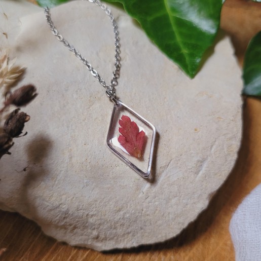 Pendentif losange fleurs et feuilles séchées naturelles en résine.