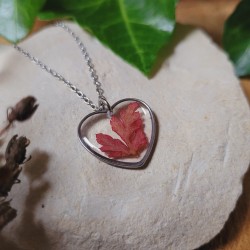 Pendentif coeur fleurs et feuilles séchées naturelles en résine.