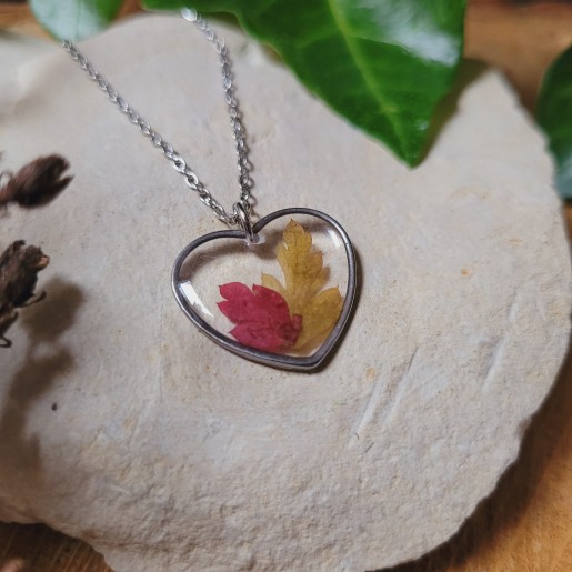 Pendentif coeur fleurs et feuilles séchées naturelles en résine.