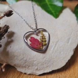 Pendentif coeur fleurs et feuilles séchées naturelles en résine.