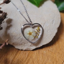 Pendentif coeur fleurs et feuilles séchées naturelles en résine.
