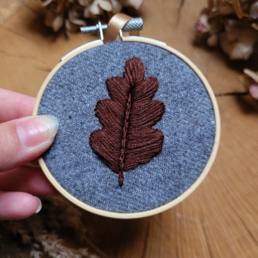 Tambour brodé à la main - motif feuille de chêne.