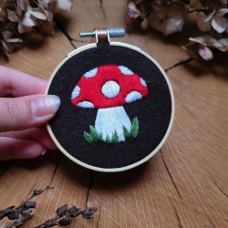 Tambour brodé à la main - motif champignon.
