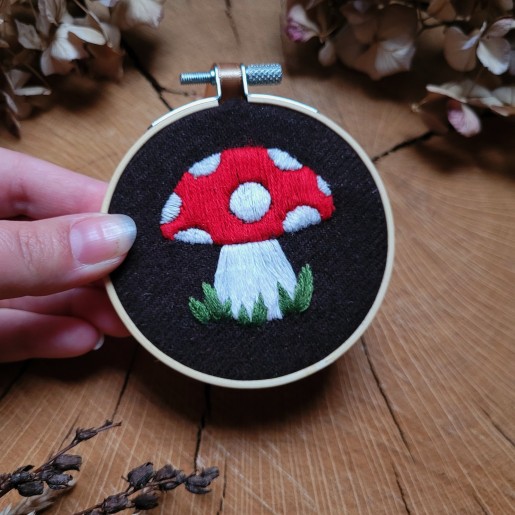 Tambour brodé à la main - motif champignon.